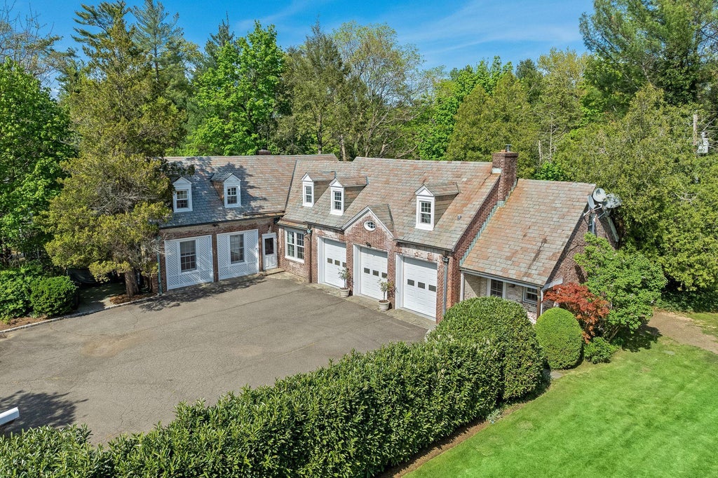 33 of 37 - 11 Meadow Spring Road, Glen Cove, NY
