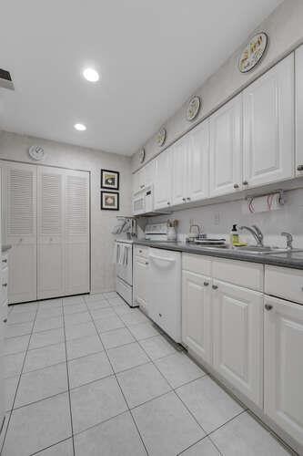 8 of 30 - 141 Southgate Drive, Massapequa Park, NY