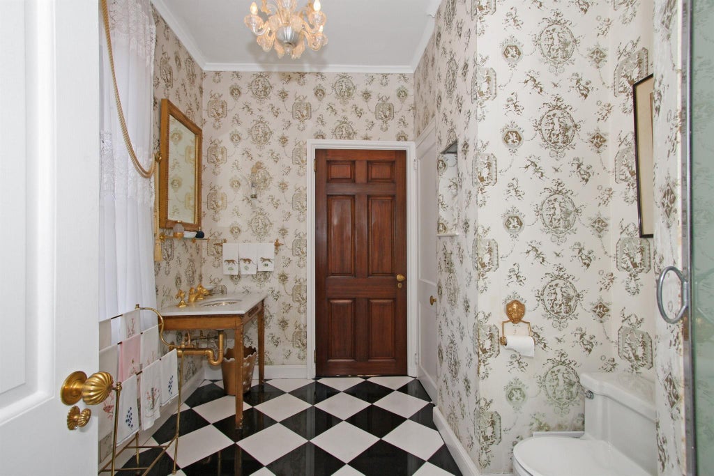 21 of 35 - 2 Wallis Lane, Nissequogue, NY