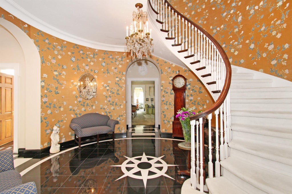 2 of 35 - 2 Wallis Lane, Nissequogue, NY