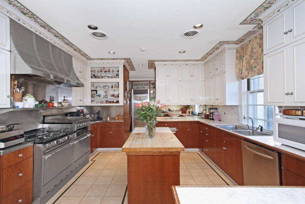 8 of 35 - 2 Wallis Lane, Nissequogue, NY