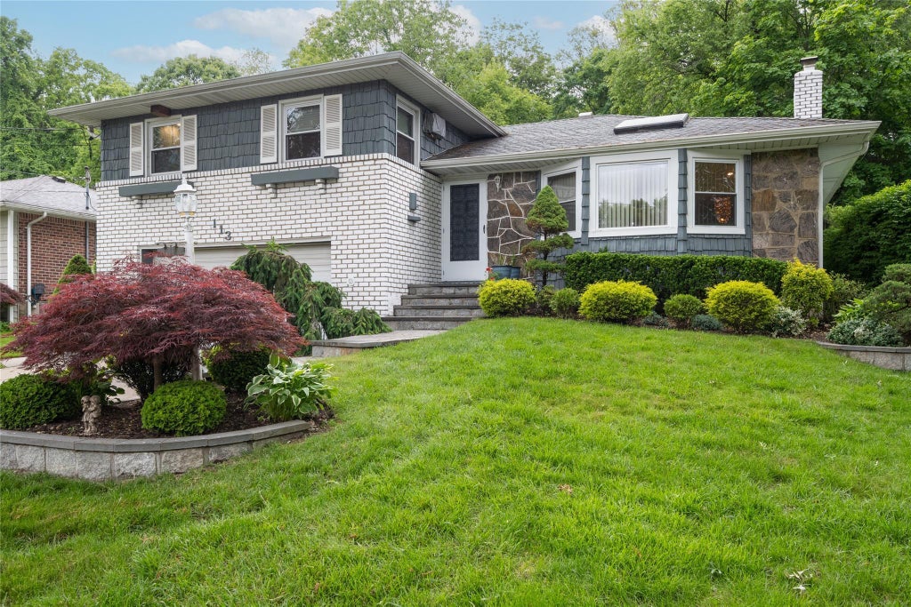 1 of 20 - 113 Stratford, Roslyn Heights, NY