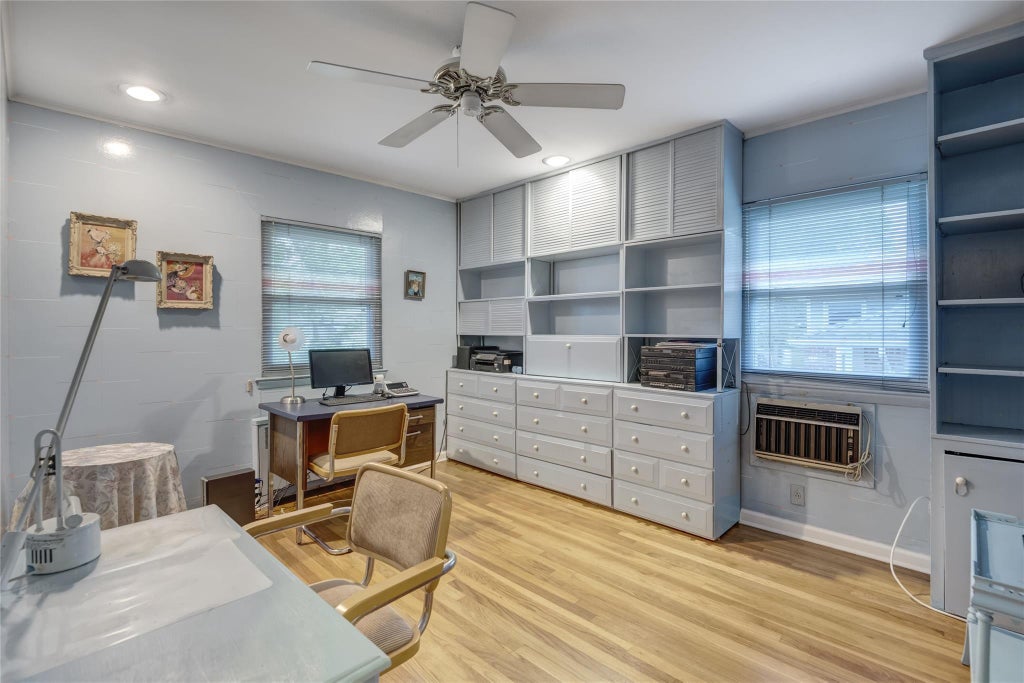 11 of 20 - 113 Stratford, Roslyn Heights, NY
