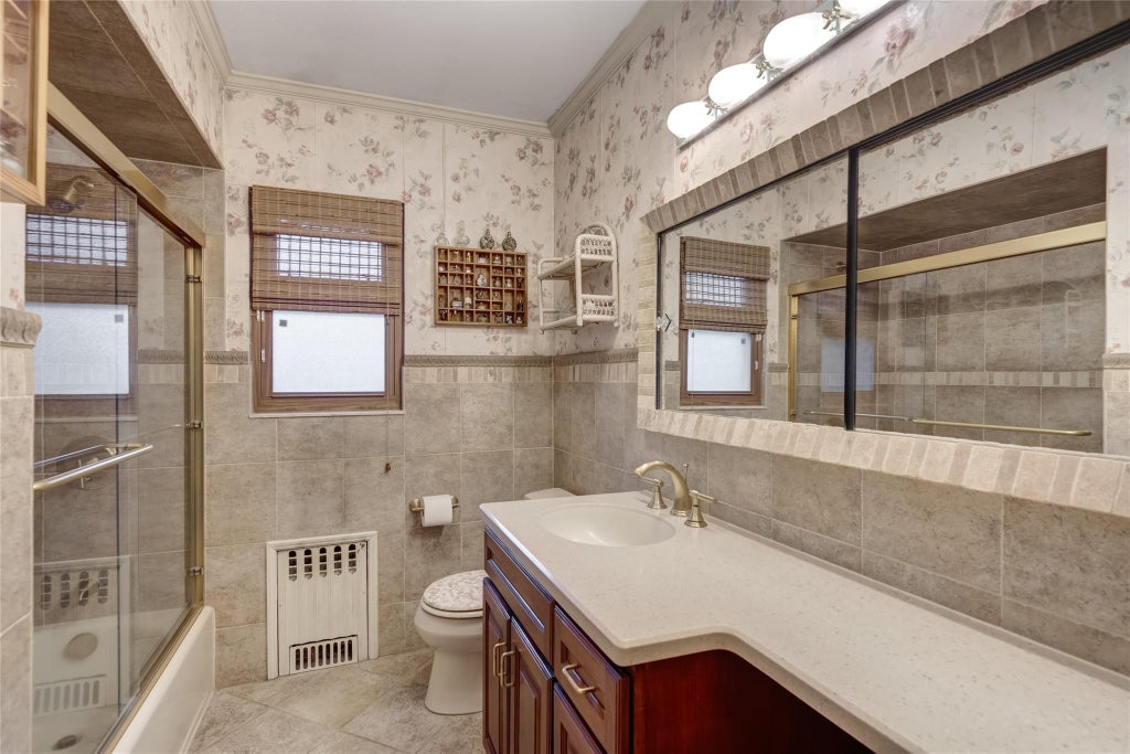 13 of 20 - 113 Stratford, Roslyn Heights, NY