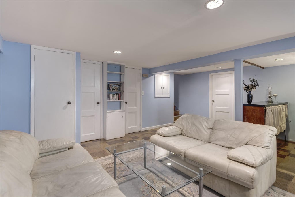 16 of 20 - 113 Stratford, Roslyn Heights, NY