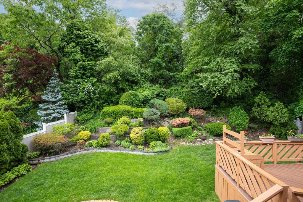 1 of 20 - 113 Stratford, Roslyn Heights, NY