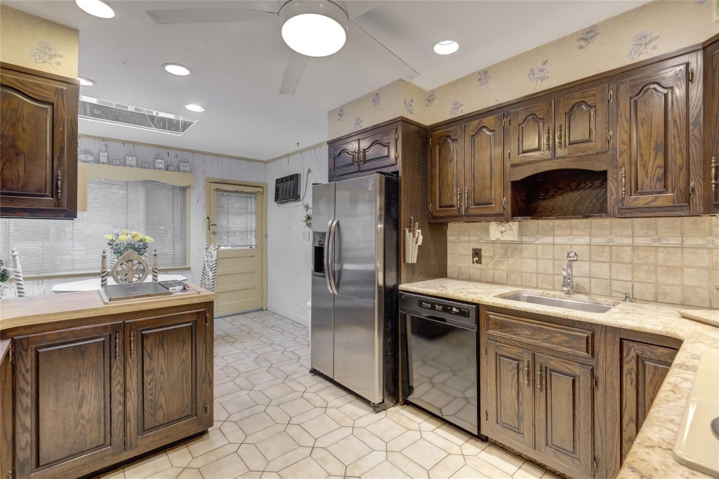 5 of 20 - 113 Stratford, Roslyn Heights, NY
