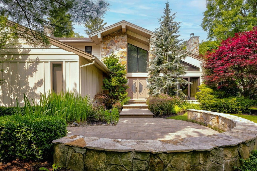 1 of 50 - 4 Aldgate Drive, Manhasset, NY