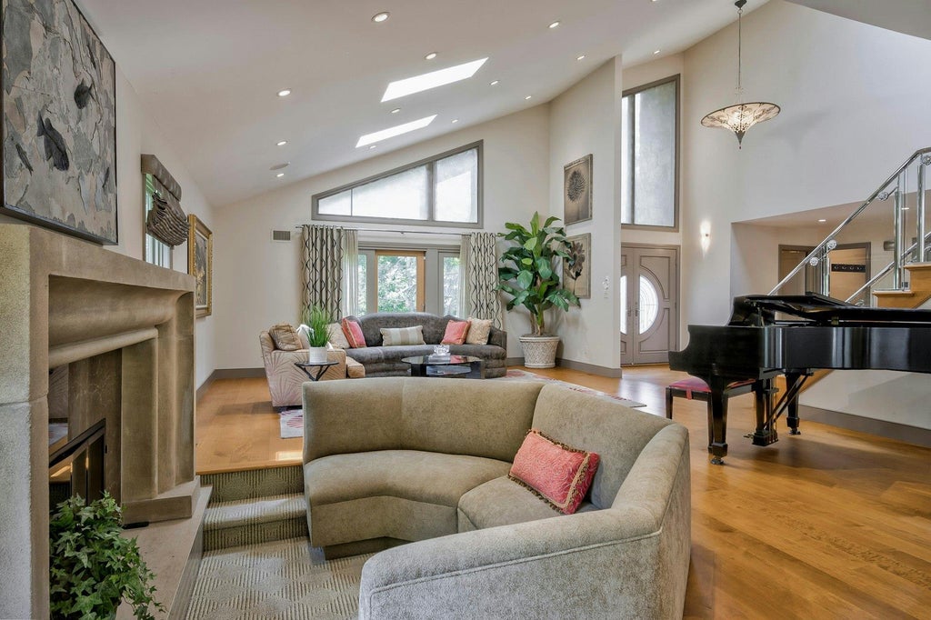 9 of 50 - 4 Aldgate Drive, Manhasset, NY
