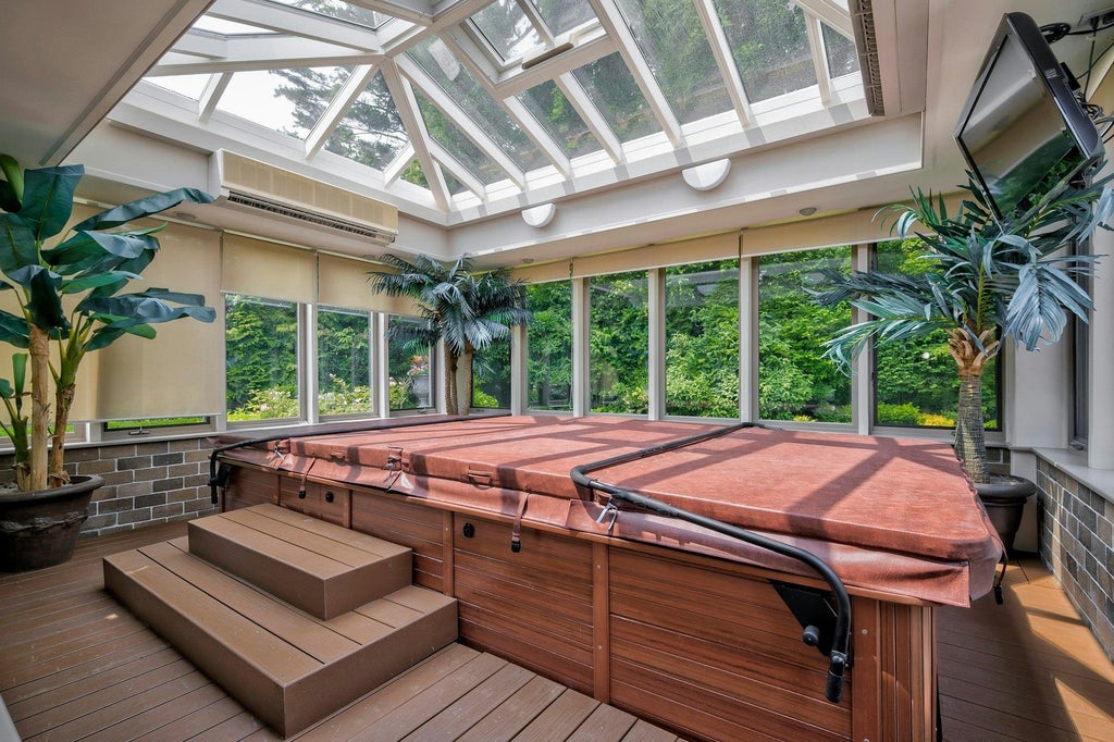 17 of 50 - 4 Aldgate Drive, Manhasset, NY