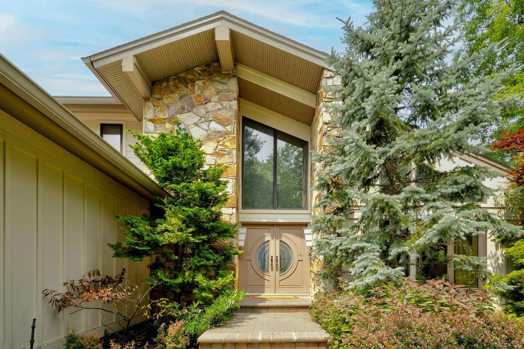 1 of 50 - 4 Aldgate Drive, Manhasset, NY