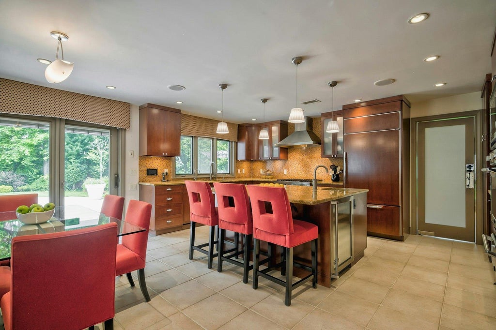 19 of 50 - 4 Aldgate Drive, Manhasset, NY
