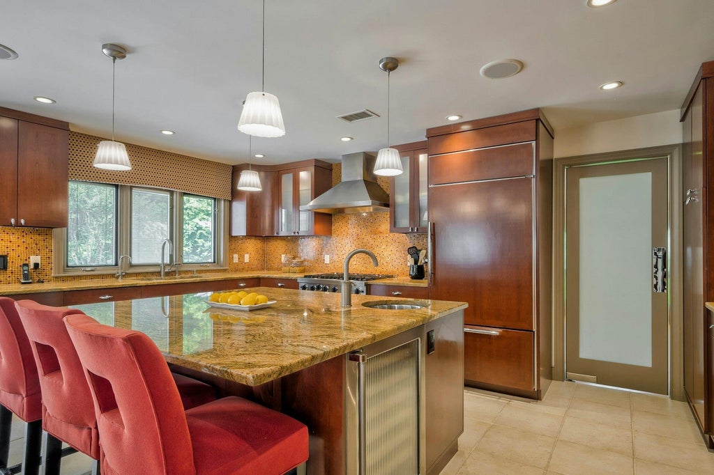 20 of 50 - 4 Aldgate Drive, Manhasset, NY