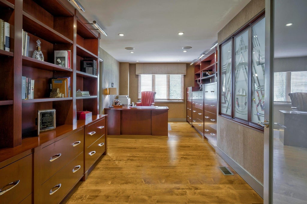 24 of 50 - 4 Aldgate Drive, Manhasset, NY