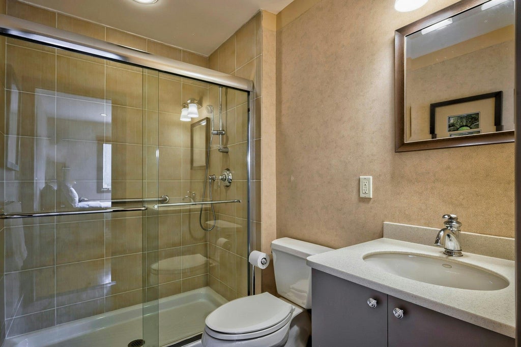 26 of 50 - 4 Aldgate Drive, Manhasset, NY
