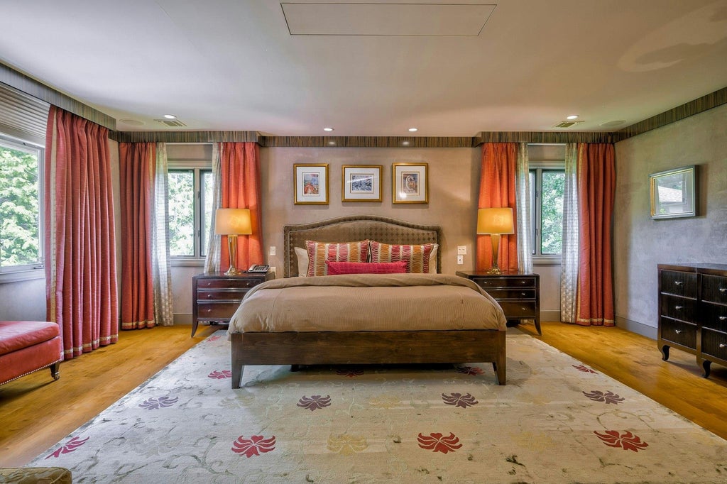 28 of 50 - 4 Aldgate Drive, Manhasset, NY