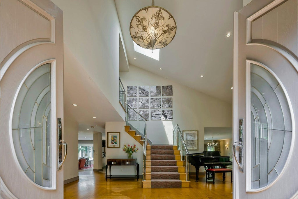 2 of 50 - 4 Aldgate Drive, Manhasset, NY