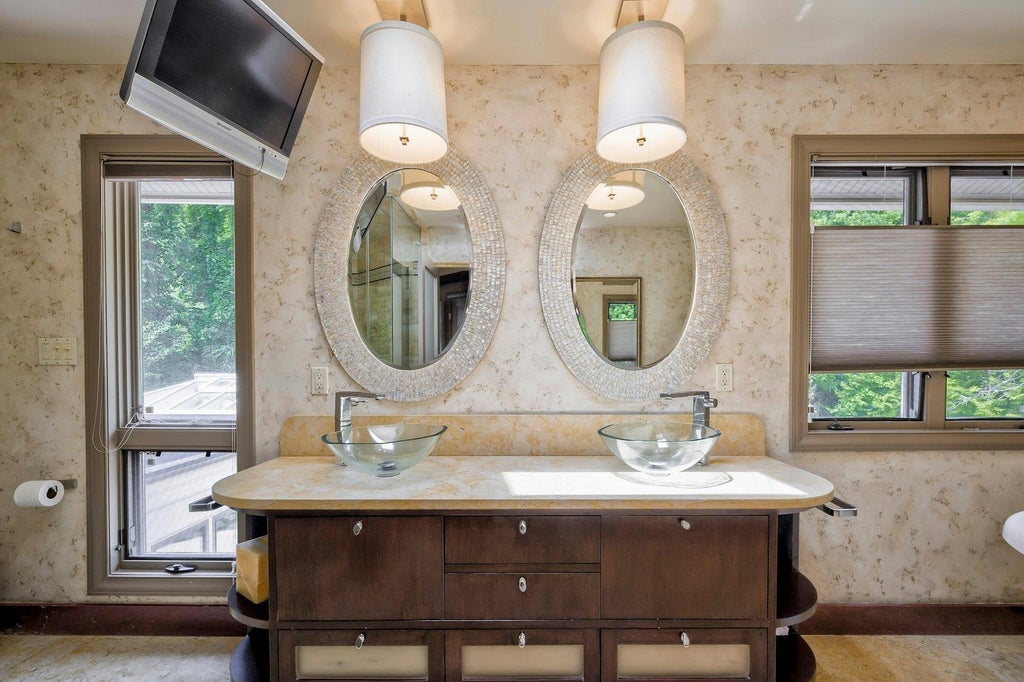 30 of 50 - 4 Aldgate Drive, Manhasset, NY