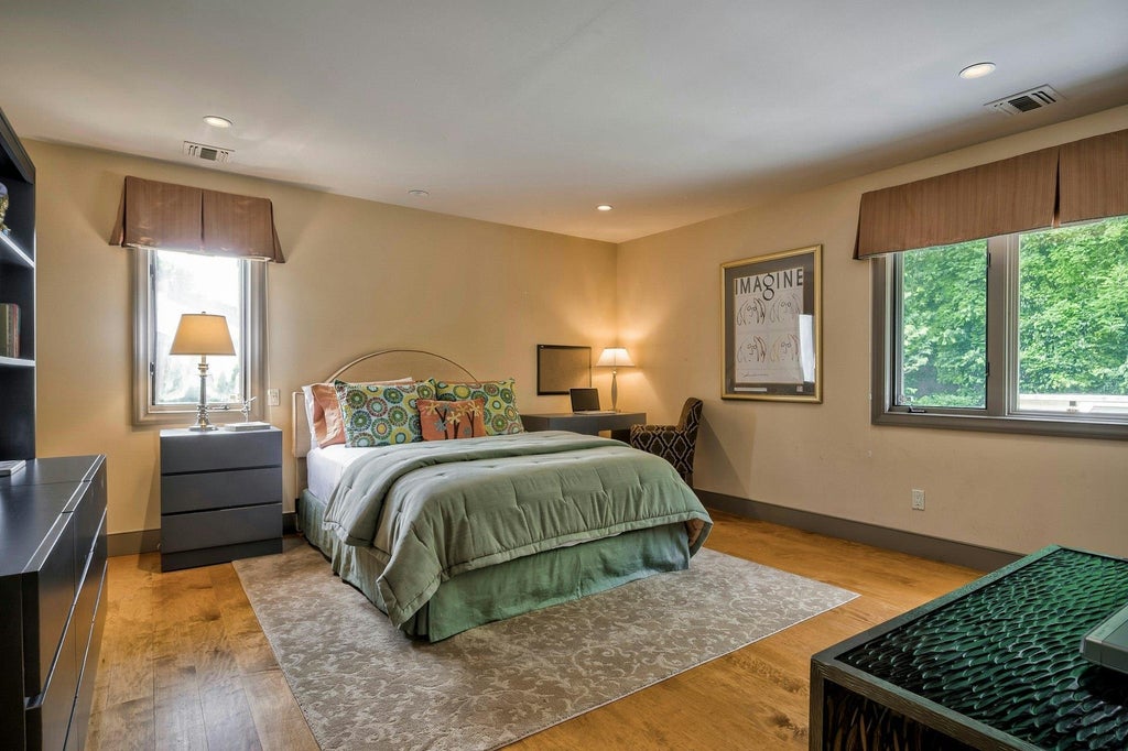 32 of 50 - 4 Aldgate Drive, Manhasset, NY