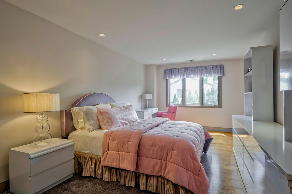 33 of 50 - 4 Aldgate Drive, Manhasset, NY