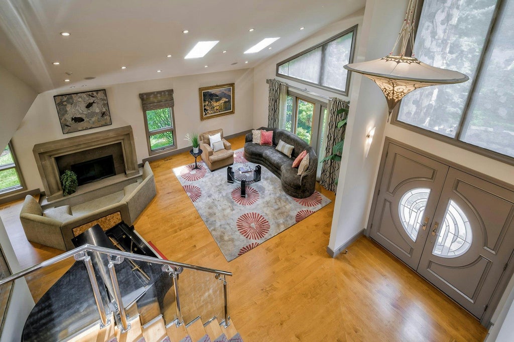 36 of 50 - 4 Aldgate Drive, Manhasset, NY