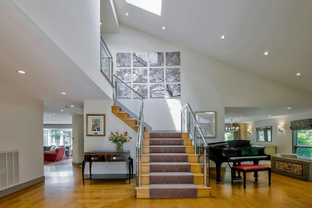 3 of 50 - 4 Aldgate Drive, Manhasset, NY
