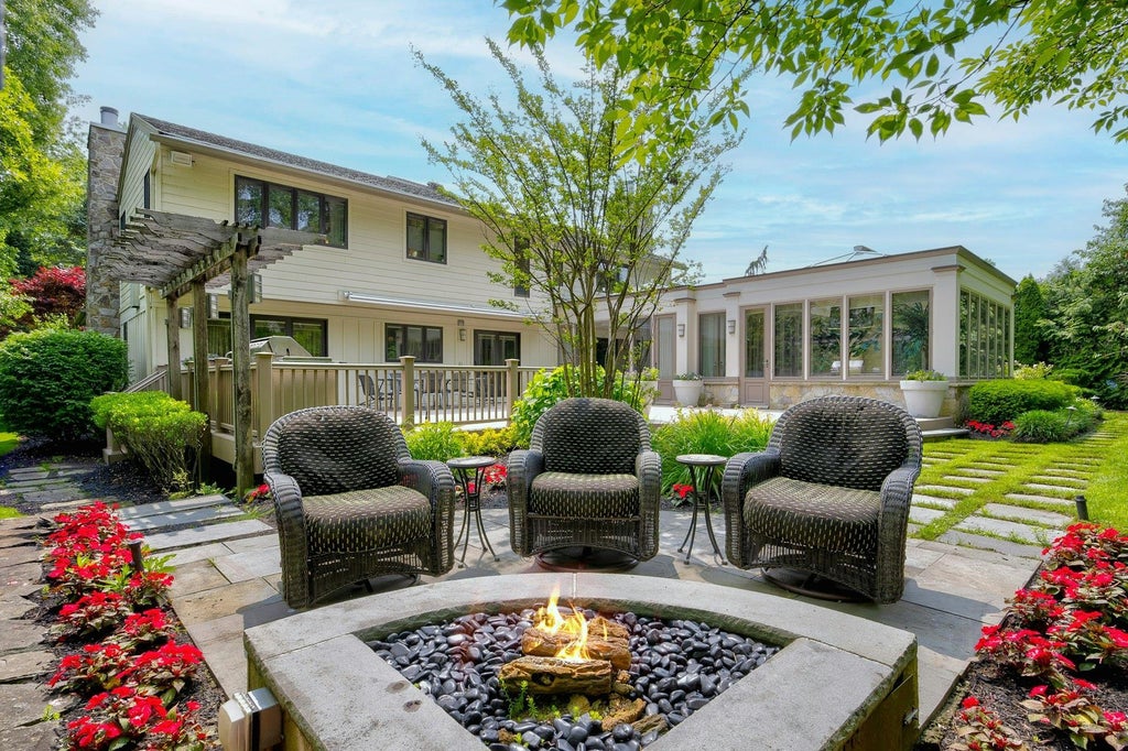 42 of 50 - 4 Aldgate Drive, Manhasset, NY