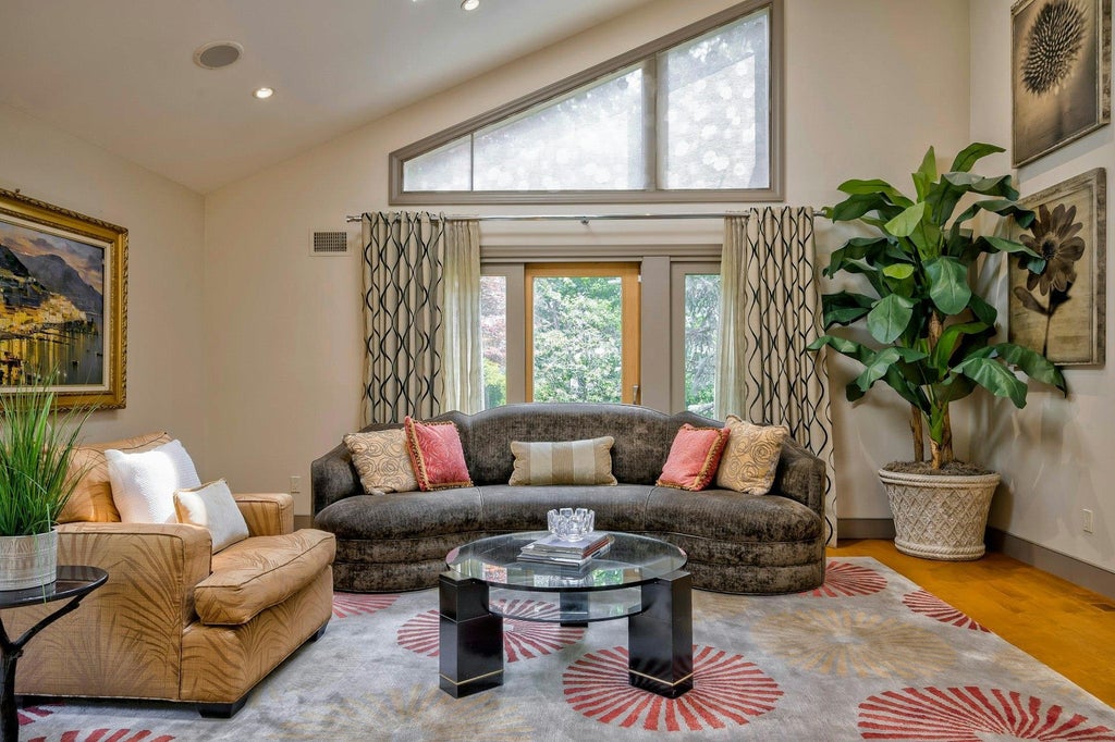 6 of 50 - 4 Aldgate Drive, Manhasset, NY