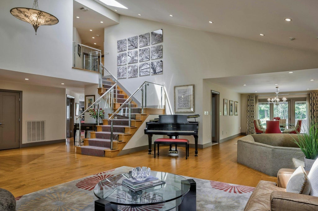 7 of 50 - 4 Aldgate Drive, Manhasset, NY
