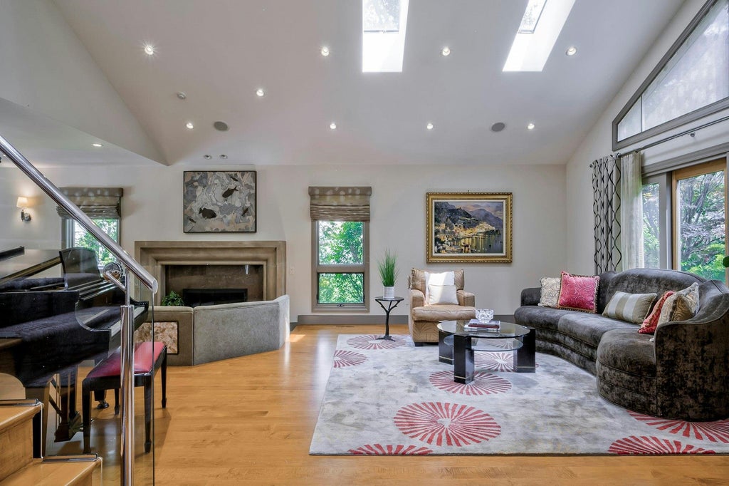 8 of 50 - 4 Aldgate Drive, Manhasset, NY