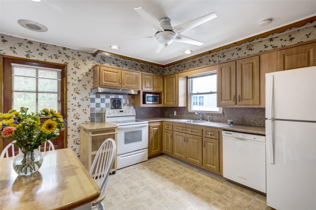 10 of 27 - 29 Newmarket Road, Syosset, NY