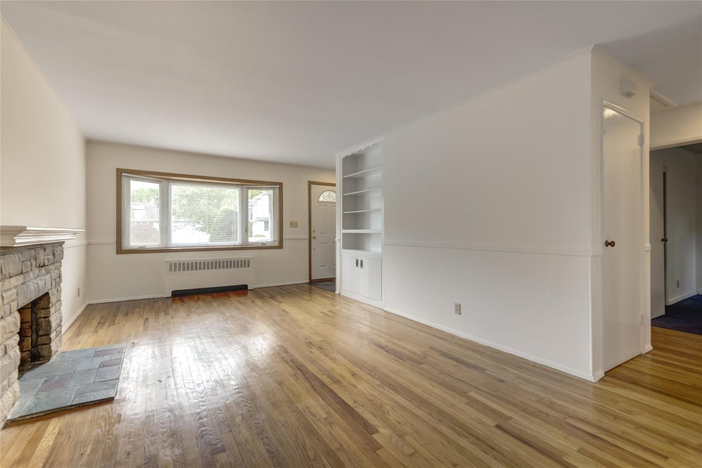 5 of 27 - 29 Newmarket Road, Syosset, NY