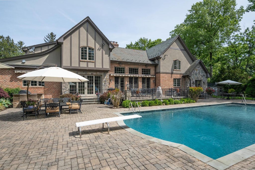 17 of 24 - 220 Elderfields Road, Manhasset, NY