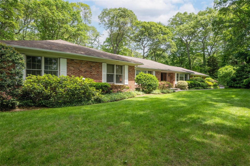1 of 32 - 100 Foxhunt Crescent, Oyster Bay Cove, NY