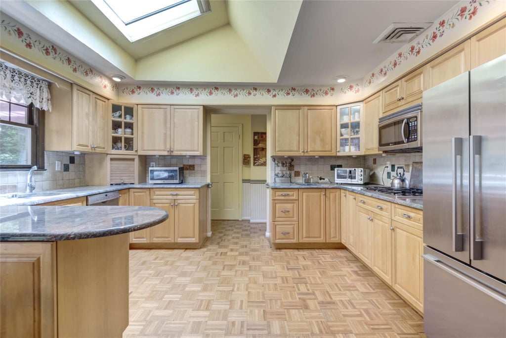 11 of 32 - 100 Foxhunt Crescent, Oyster Bay Cove, NY