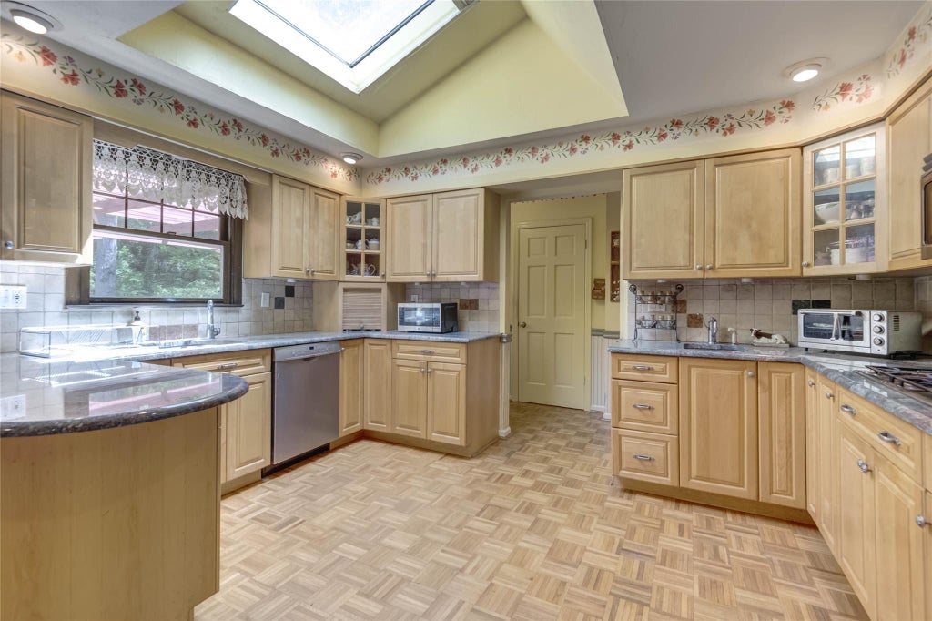 12 of 32 - 100 Foxhunt Crescent, Oyster Bay Cove, NY