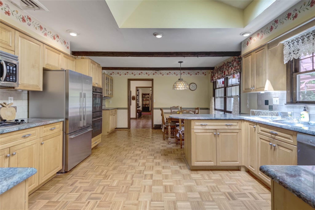 13 of 32 - 100 Foxhunt Crescent, Oyster Bay Cove, NY