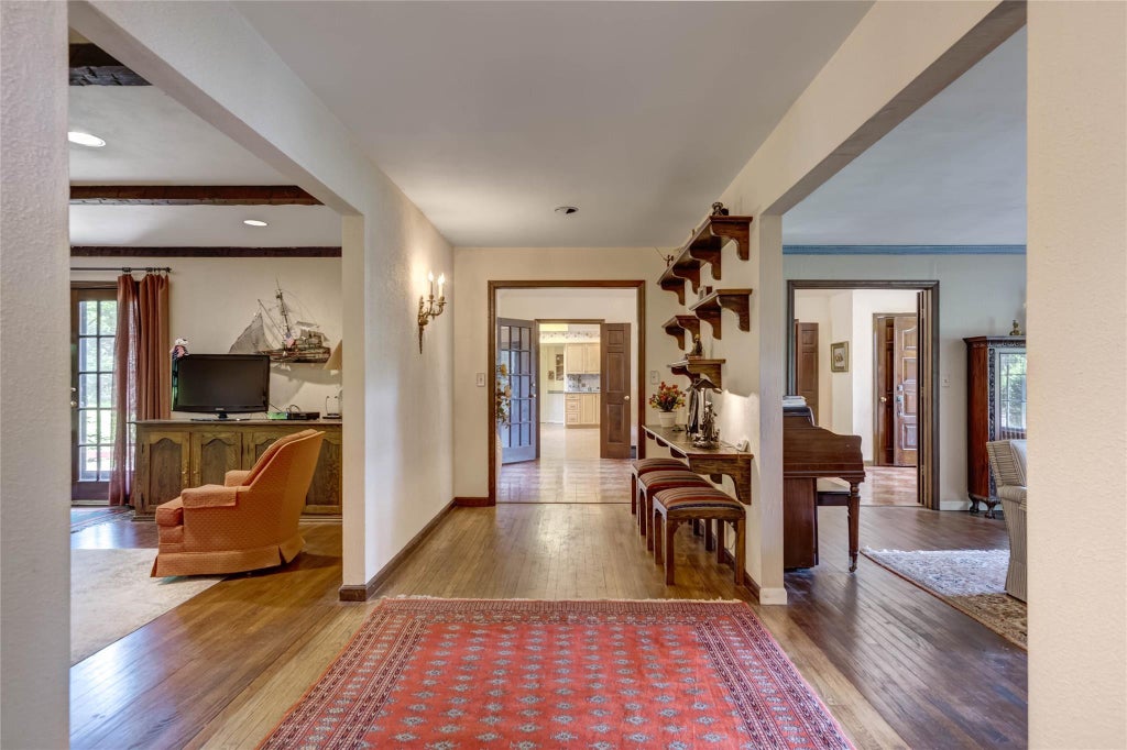 16 of 32 - 100 Foxhunt Crescent, Oyster Bay Cove, NY