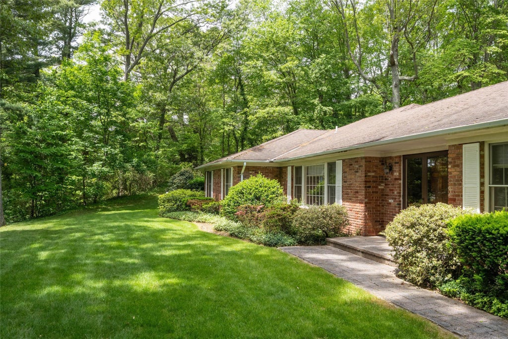 1 of 32 - 100 Foxhunt Crescent, Oyster Bay Cove, NY