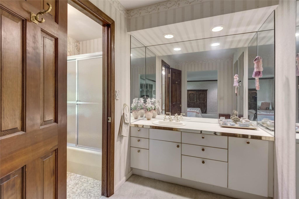 19 of 32 - 100 Foxhunt Crescent, Oyster Bay Cove, NY