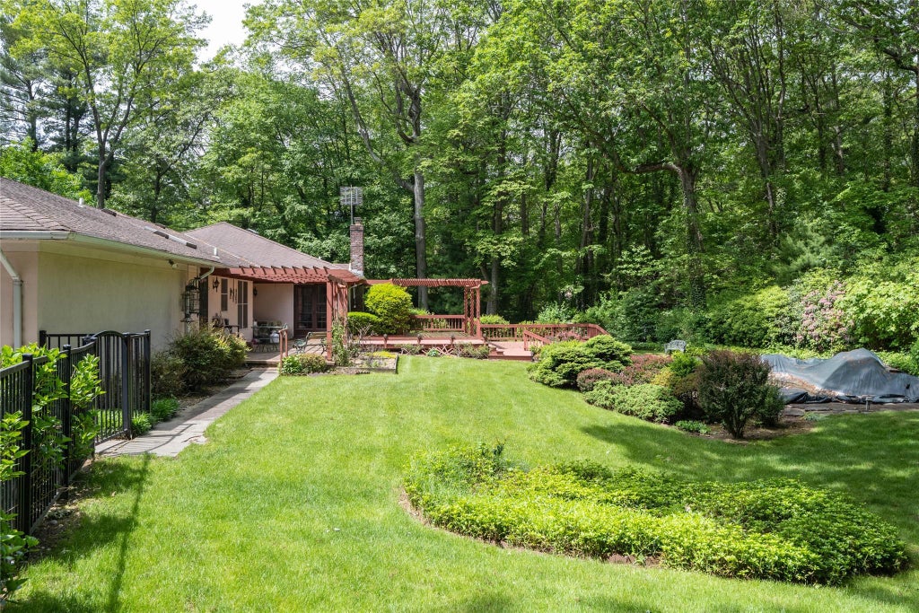 24 of 32 - 100 Foxhunt Crescent, Oyster Bay Cove, NY