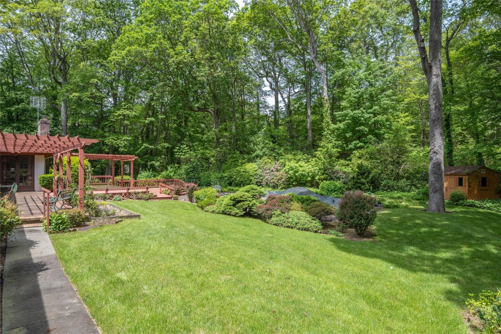 25 of 32 - 100 Foxhunt Crescent, Oyster Bay Cove, NY