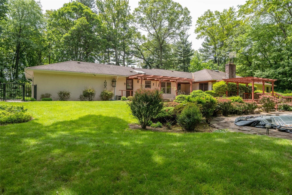 26 of 32 - 100 Foxhunt Crescent, Oyster Bay Cove, NY