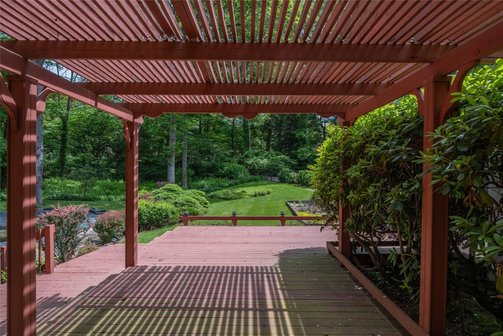 27 of 32 - 100 Foxhunt Crescent, Oyster Bay Cove, NY