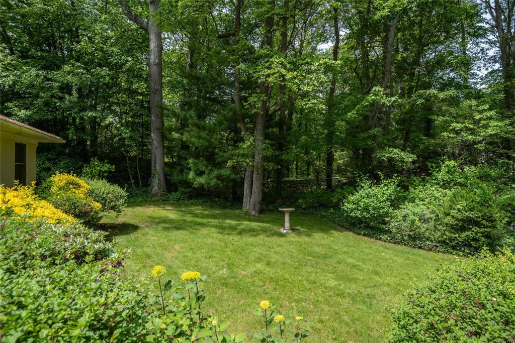 28 of 32 - 100 Foxhunt Crescent, Oyster Bay Cove, NY