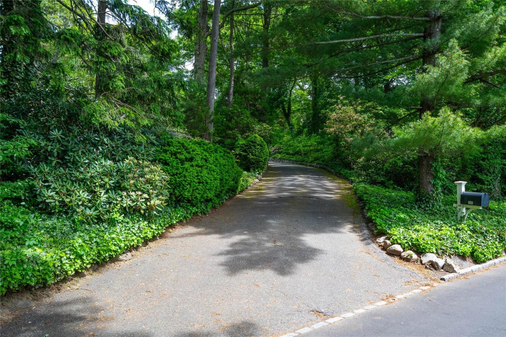 30 of 32 - 100 Foxhunt Crescent, Oyster Bay Cove, NY