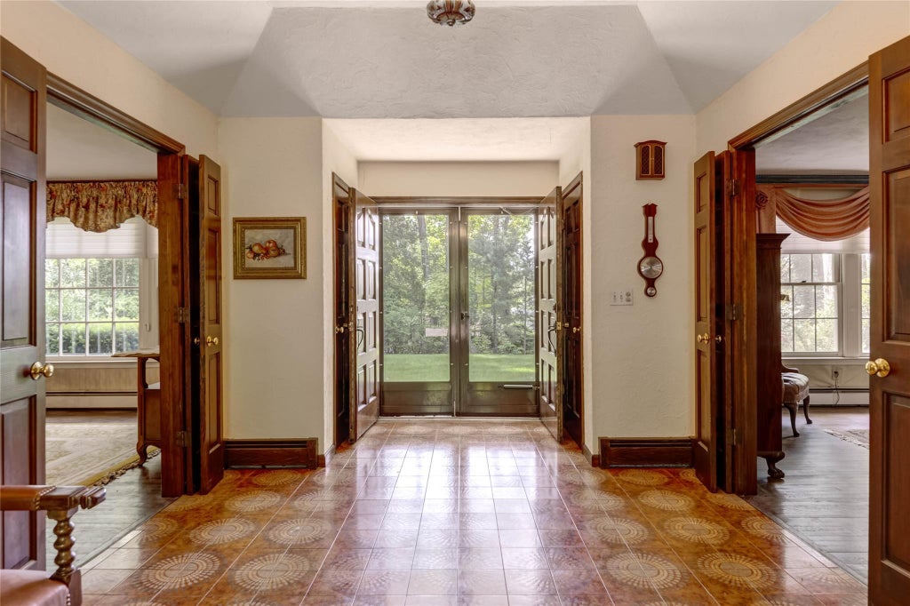 3 of 32 - 100 Foxhunt Crescent, Oyster Bay Cove, NY
