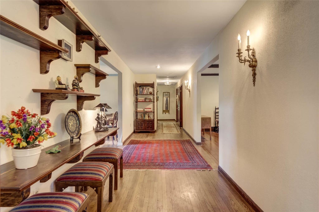 4 of 32 - 100 Foxhunt Crescent, Oyster Bay Cove, NY
