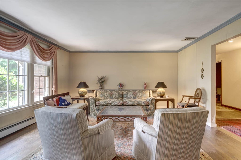 5 of 32 - 100 Foxhunt Crescent, Oyster Bay Cove, NY