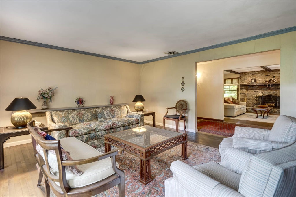 6 of 32 - 100 Foxhunt Crescent, Oyster Bay Cove, NY